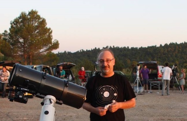 Alejandro preparando su telescopio para la sesion de fotografia de la noche, mientras atardece